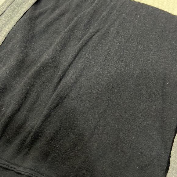 FREE Vince colorbock top with any purchase. Size S - Picture 3 of 4